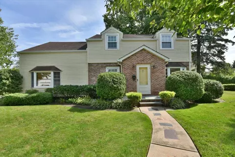5 Park Cir, North Hempstead, NY 11024