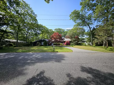 3 Evergreen Ct, East Quogue, NY 11942