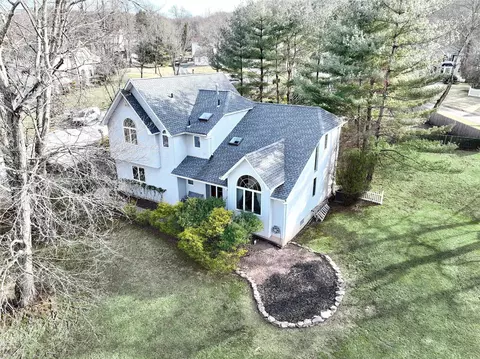 16 Nirvana Ct, Clarkstown, NY 10989