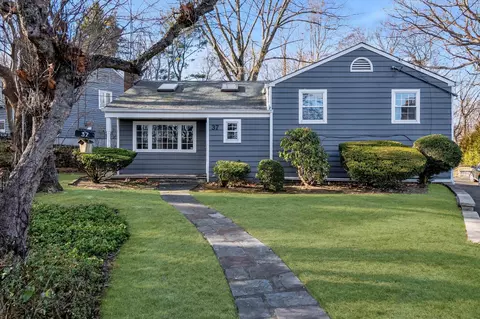 37 Beacon Dr, North Hempstead, NY 11050