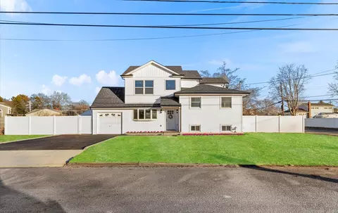 699 Milligan Ln, West Islip, NY 11795