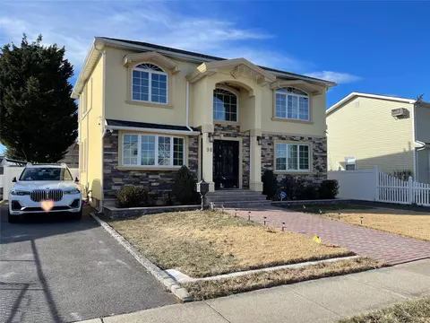 90 N Fordham Rd, Hicksville, NY 11801