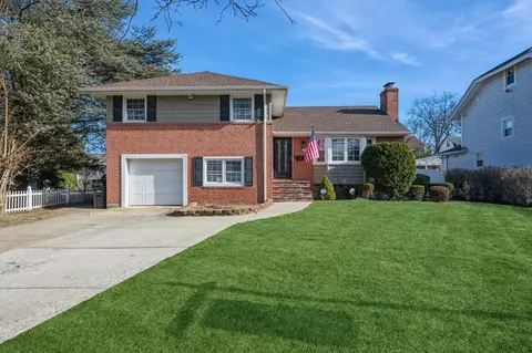 150 Wallace St, Freeport, NY 11520