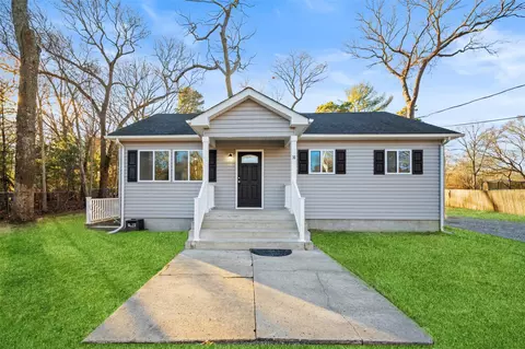 36 Wellington Rd, Middle Island, NY 11953
