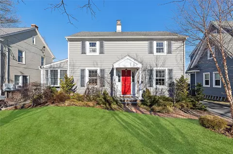 17 Barlow Ave, Glen Cove, NY 11542