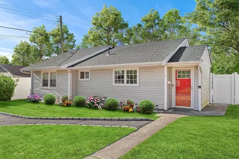 1 Spruce Ln, Glen Cove, NY 11542