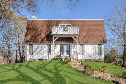 8 Fort Hill Rd, Hampton Bays, NY 11946