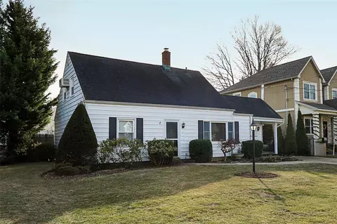 223 Fairfield Ave, North Hempstead, NY 11514