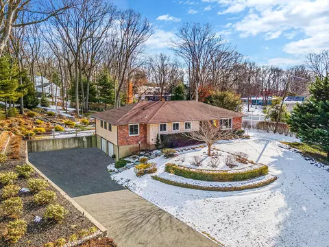 19 Burham Dr, Smithtown, NY 11787