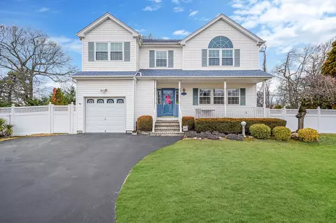 19 Belcul Ct, East Islip, NY 11730