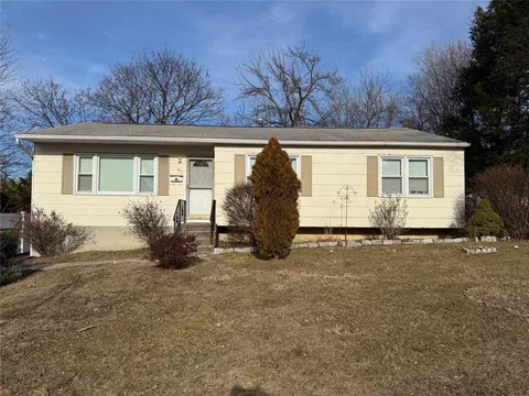 27 Crescent Dr, Beacon, NY 12508