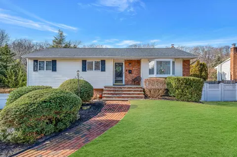 15 Tall Tree Ln, Smithtown, NY 11787