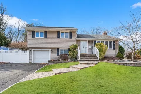 15 Richard Ln, Syosset, NY 11791