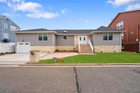 956 Pacific St, Lindenhurst, NY 11757