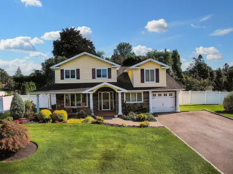 3 Candy Ln, Commack, NY 11725