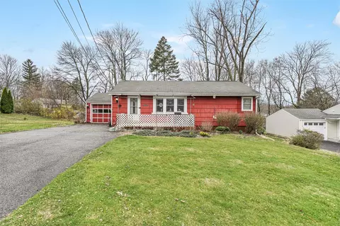 8 Ellison Dr, New Windsor, NY 12553