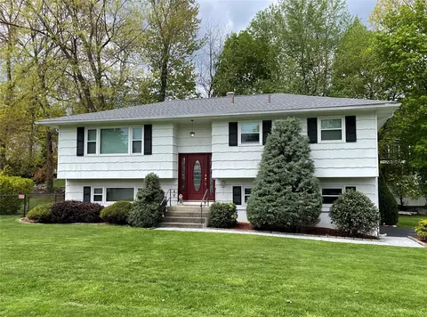 19 Lilburn Dr, Stony Point, NY 10980