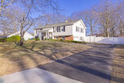 41 Wedgewood Dr, Coram, NY 11727