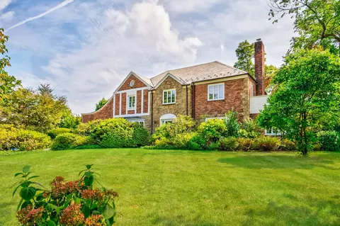 37 South Dr, North Hempstead, NY 11021