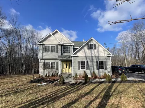 35 Bisch Rd, Wallkill, NY 10940