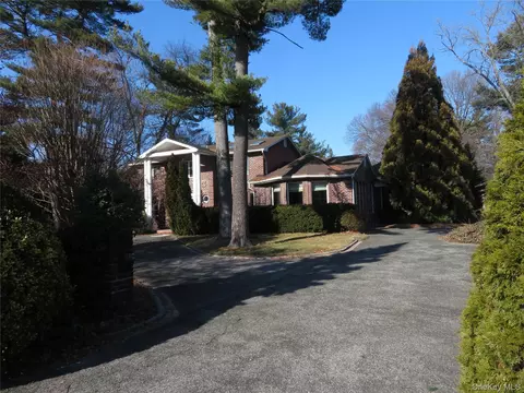 1 Bridle Path Dr, Old Westbury, NY 11568
