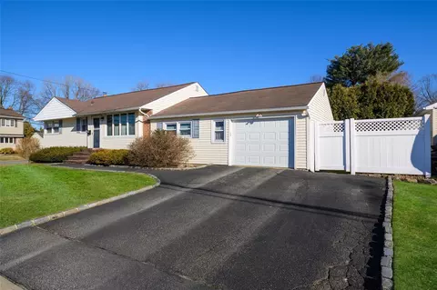 27 12 Greenway Dr N, Syosset, NY 11791