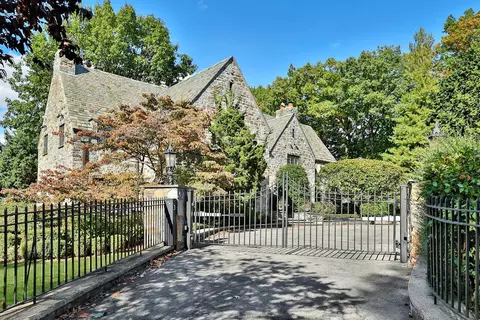 15 Hillcrest Dr, Pelham, NY 10803