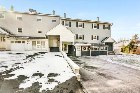 44 Windmill Rd, Poughkeepsie, NY 12601