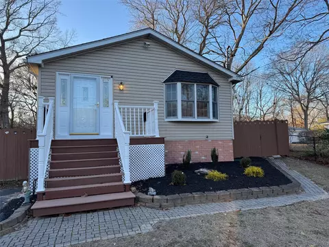 579 Birch Hollow Dr, Shirley, NY 11967