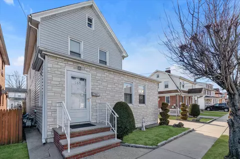 169 Lincoln Ave, Mineola, NY 11501
