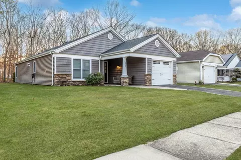 229 Belfast Ln, Ridge, NY 11961