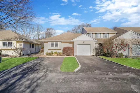 31 Blueberry Cmn, Riverhead, NY 11901