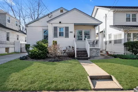 327 Franklin Ave, Hewlett, NY 11557