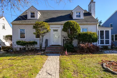 44 Wagg Ave, Malverne, NY 11565