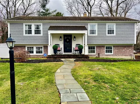 2 Franko Ln, Setauket, NY 11733
