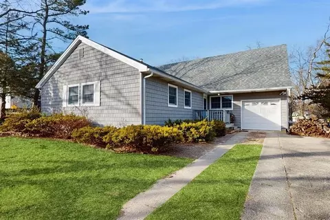 15 Victory St, Ronkonkoma, NY 11779