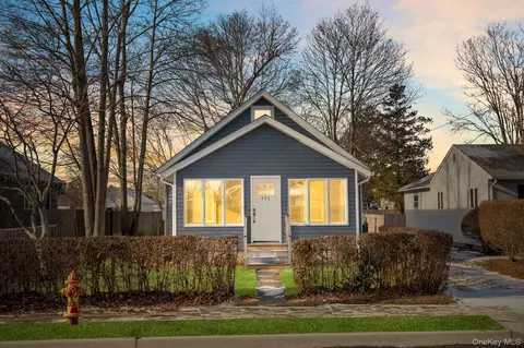 401 6th St, Greenport, NY 11944