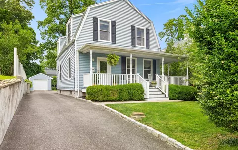 30 Locust Ln, Oyster Bay, NY 11771