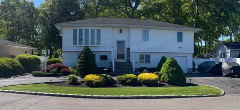 50 Pitt Ave, Deer Park, NY 11729
