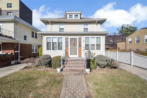 55 Spooner St, Floral Park, NY 11001
