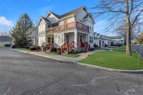 19 Commodore Cir #19, Port Jefferson Station, NY 11776