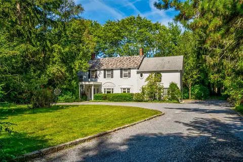 10 Hemlock Ct, Oyster Bay, NY 11771