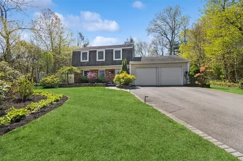 11 W Parsons Ct, Setauket, NY 11733