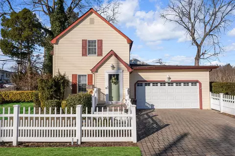 634 6th Ave W, East Northport, NY 11731