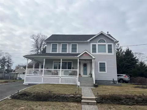 491 Pecan St, Lindenhurst, NY 11757