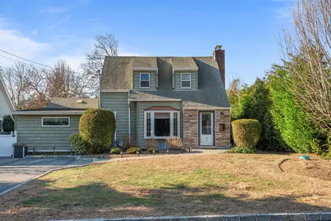 39 Earl Ave, Northport, NY 11768