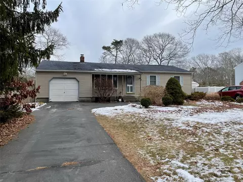 19 Park Ave, Shirley, NY 11967