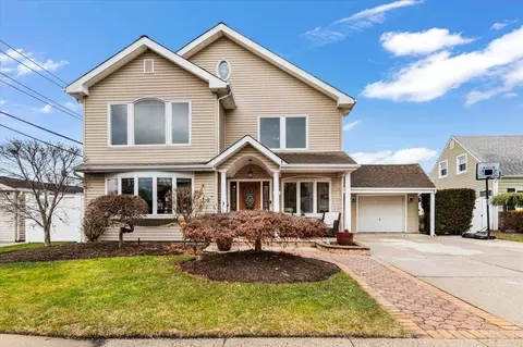 42 Primrose Ln, Levittown, NY 11756