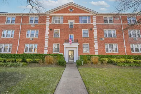 34 Hamilton Pl #D4, Garden City, NY 11530