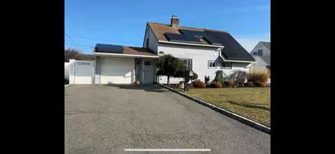 116 Sunrise Ln, Levittown, NY 11756